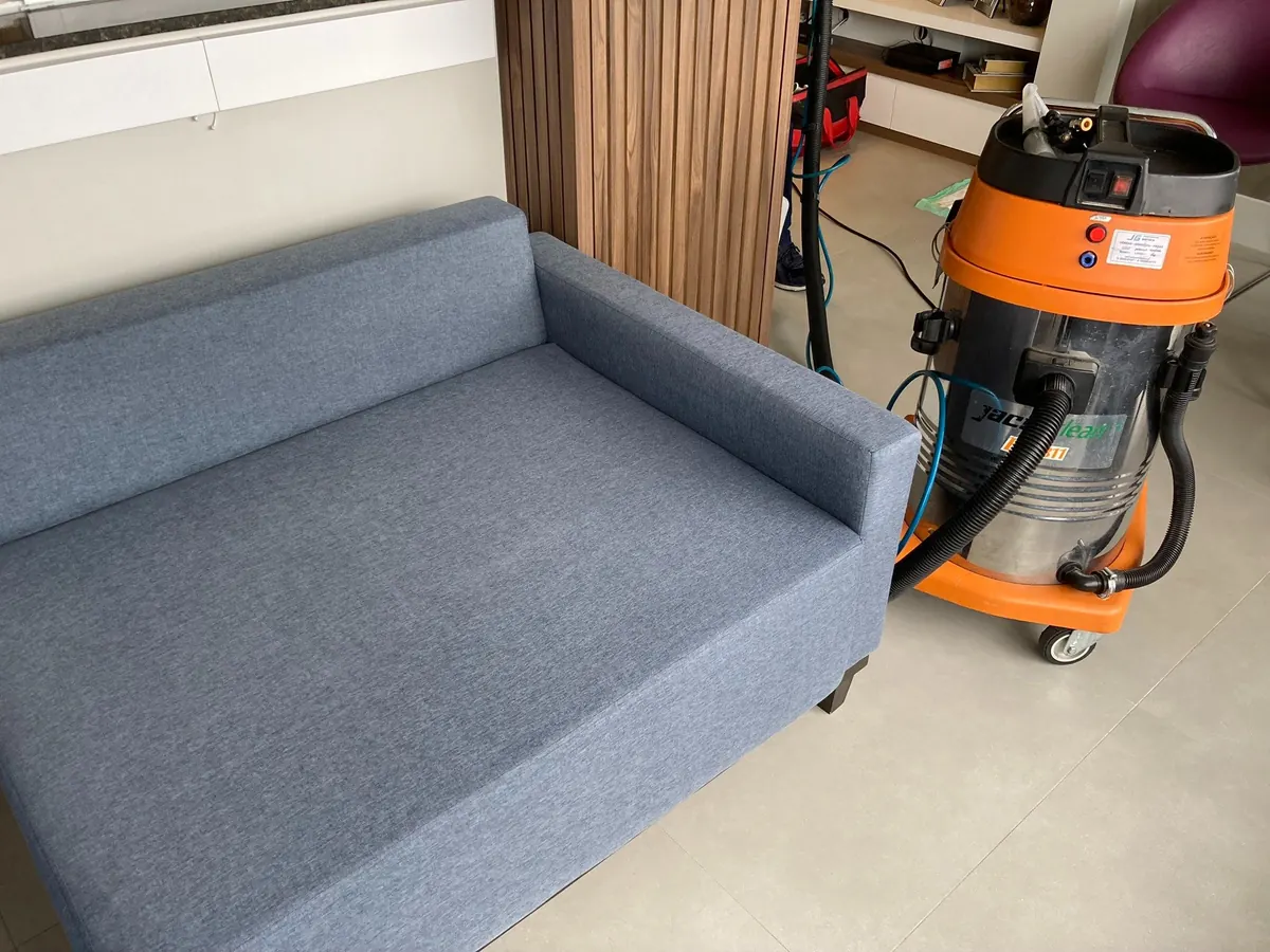 Técnico da LimpoSim realizando higienização profissional de estofado na Vila Ré